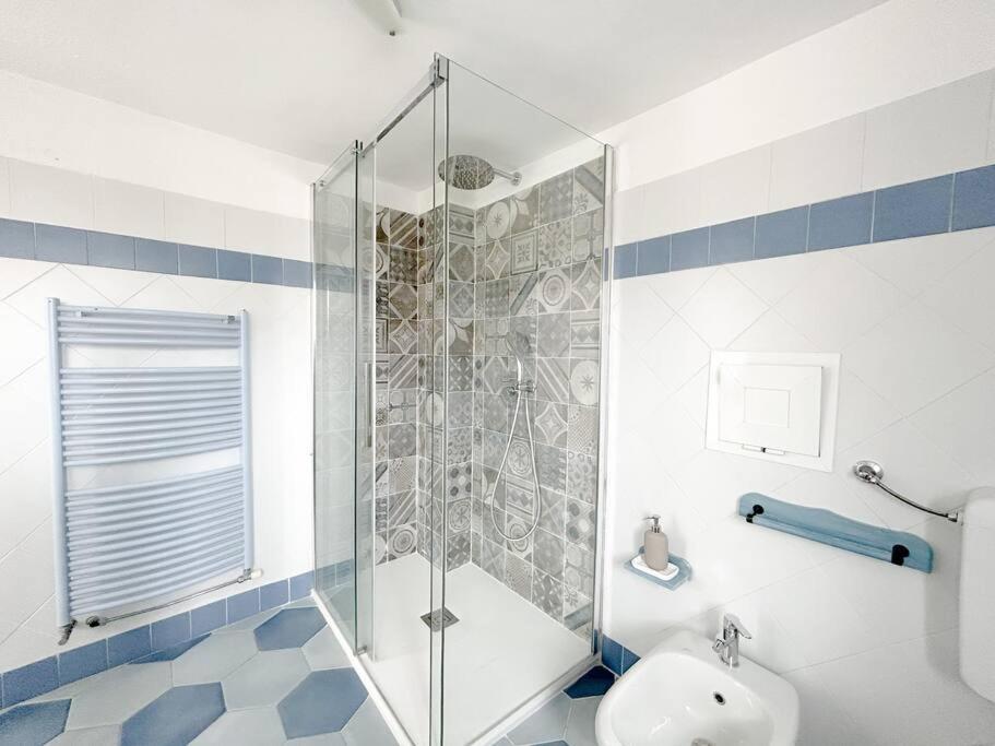 Elegante Mansarda 300Mt Dal Mare - Centro - Wifi Apartment Savona Ngoại thất bức ảnh