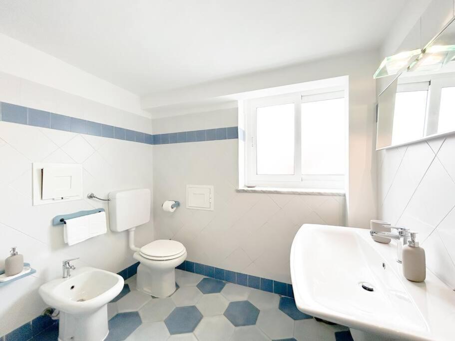 Elegante Mansarda 300Mt Dal Mare - Centro - Wifi Apartment Savona Ngoại thất bức ảnh