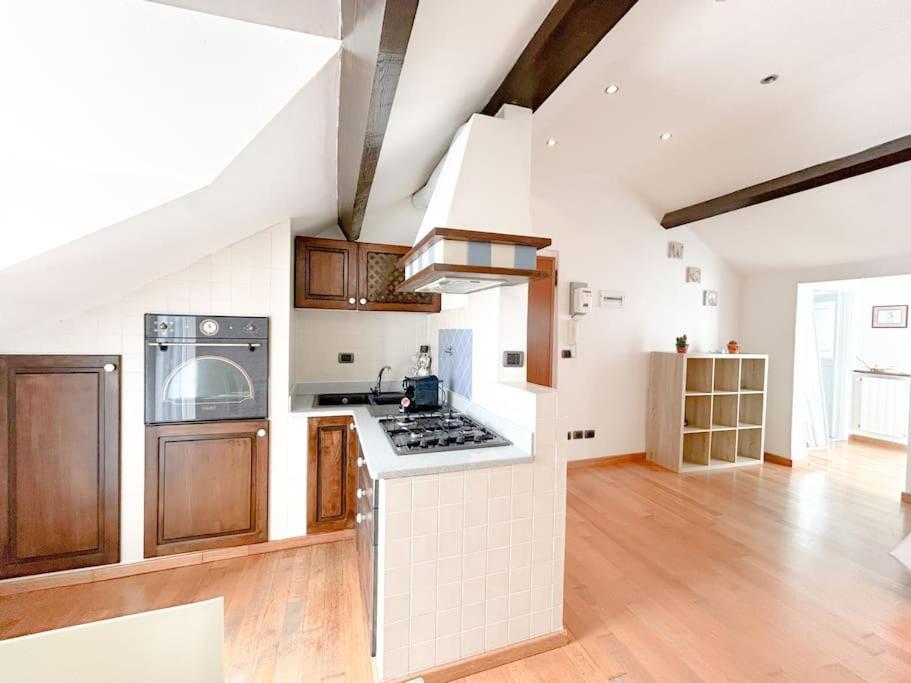Elegante Mansarda 300Mt Dal Mare - Centro - Wifi Apartment Savona Ngoại thất bức ảnh