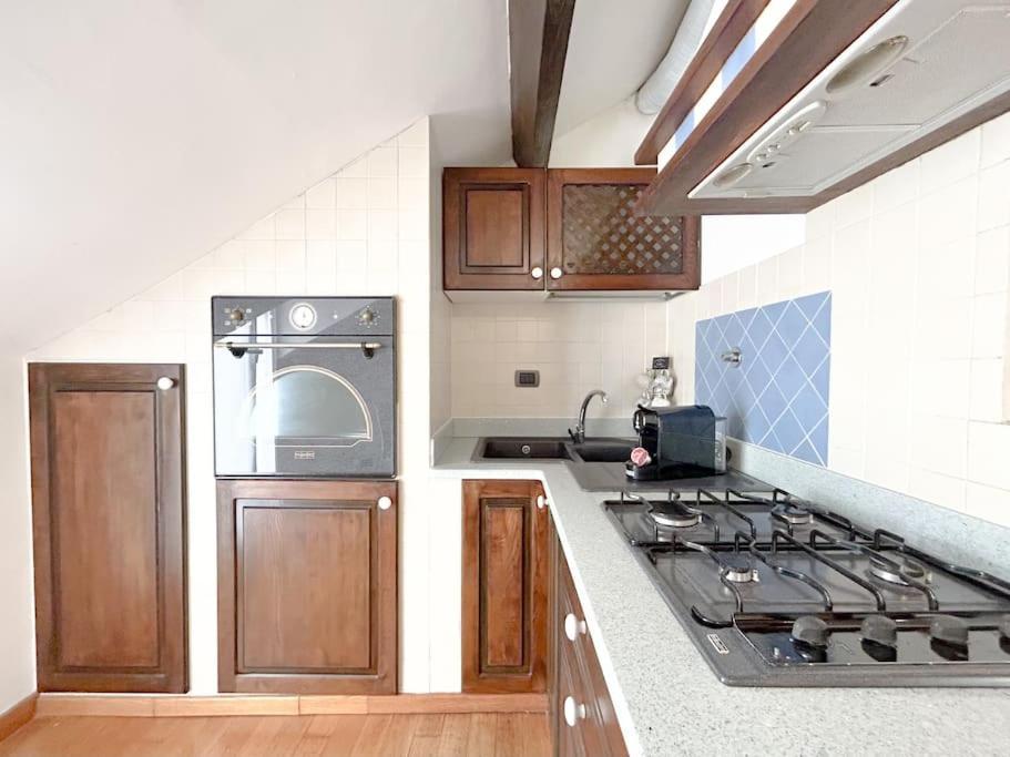 Elegante Mansarda 300Mt Dal Mare - Centro - Wifi Apartment Savona Ngoại thất bức ảnh